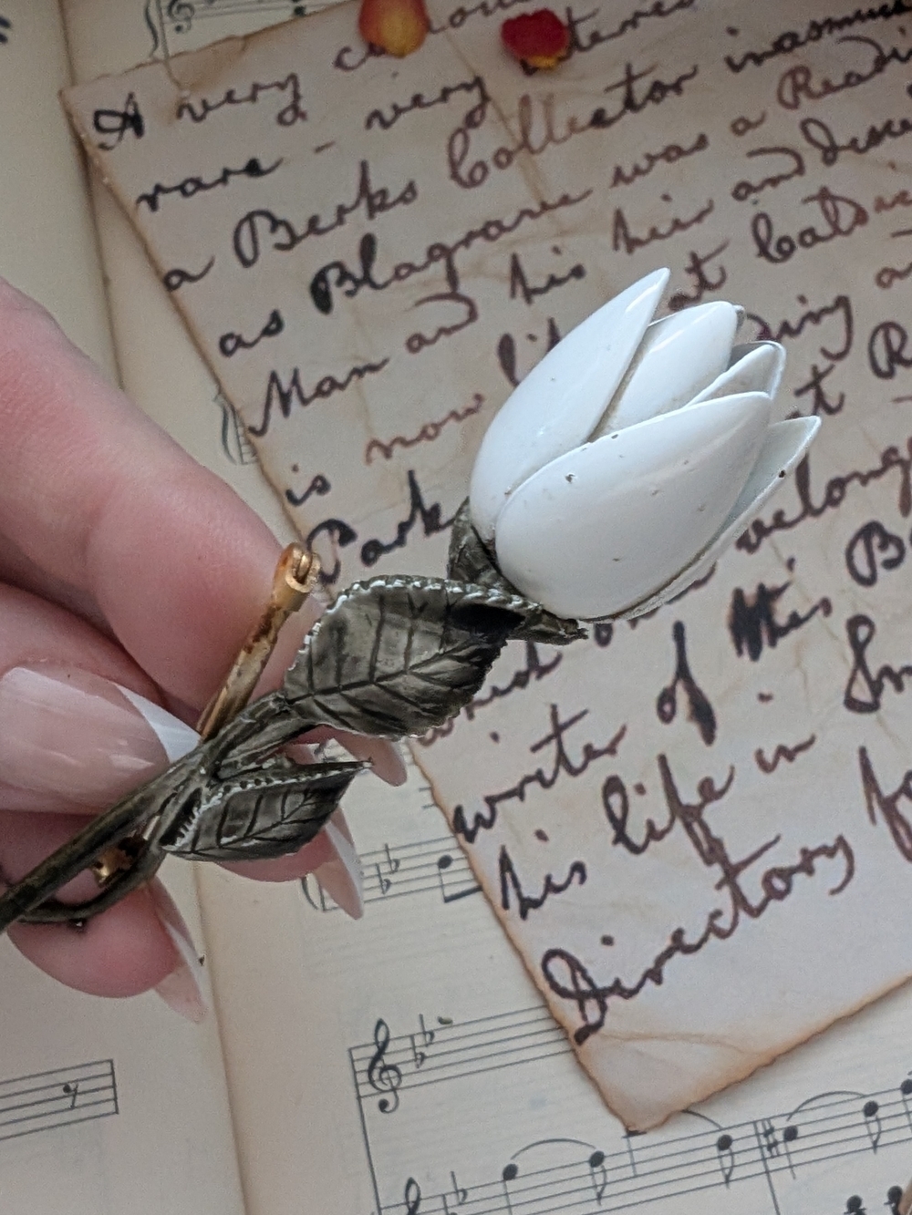 1930s Vintage White Tulip Flower Brooch - Silver Tone Leaf Stem - Picture 11 of 11